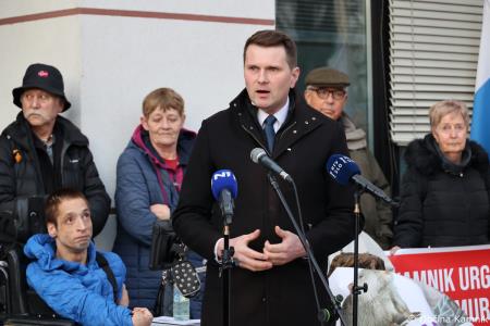 Javno pismo ministrici za zdravje in miren shod v podporo zoper ukinitvi Nujne medicinske pomoči Kamnik (28)